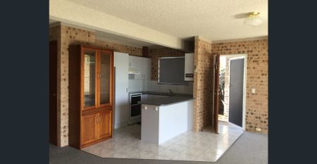 Sun filled and elevated apartment in central location - Photo 3