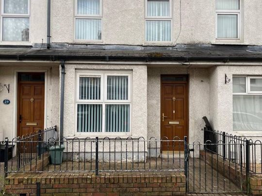 Partly Furnished 2 Bedroom Terrace - Photo 1