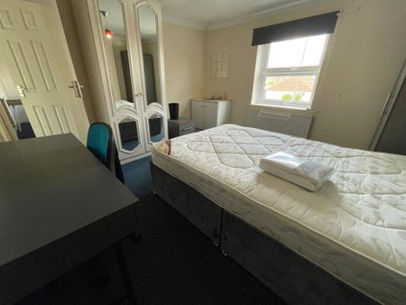 Kinson Road, Bournemouth, BH10 - Photo 4