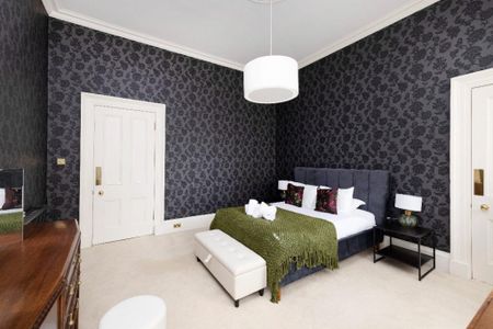 3 bedroom flat to rent - Photo 4