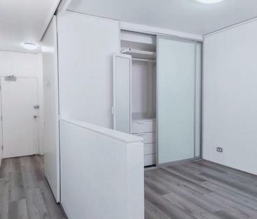 Modern One Bedroom Apartment in Prime Chippendale Location - Photo 1