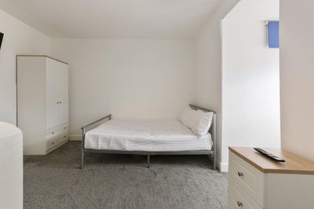 1 bedroom in a house share to rent - Photo 3