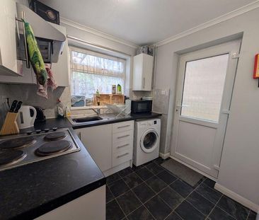 4 bedroom semi-detached house to rent - Photo 6