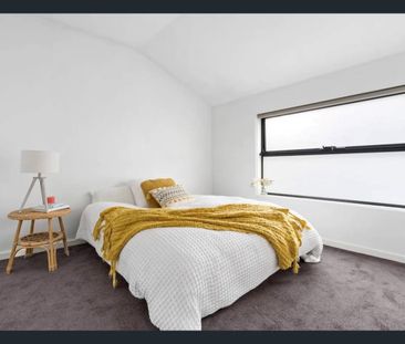 Sunny split level apartment in a boutique block! - Photo 6