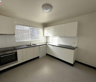 Charming Two Bedroom Apartment in the Heart of Essendon - Photo 6