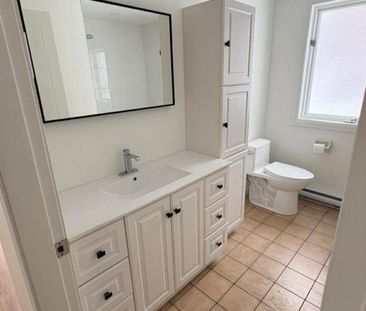 GRAND 4 1/2 RÉNOVÉ - REZ-DE-CHAUSSÉE - FACE À UN PARC - DISPONIBLE ... - Photo 3