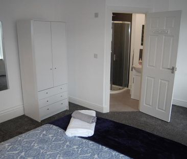 6 bedroom terraced house to rent - Photo 4