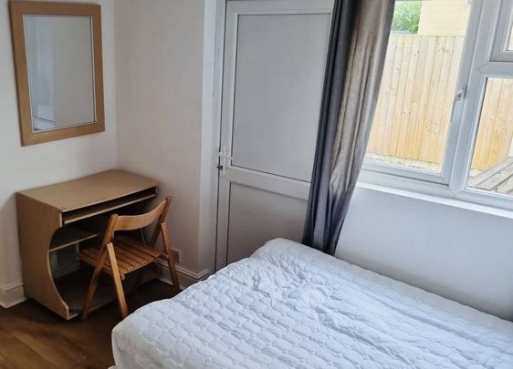 5 bedroom semi-detached house to rent - Photo 1