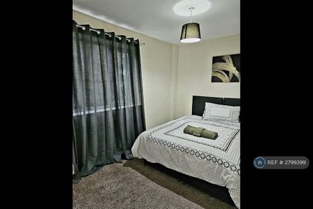 4 bedroom semi-detached house to rent - Photo 5