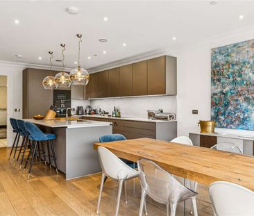 A spectacular five bedroom townhouse with garage in the heart of Ba... - Photo 3