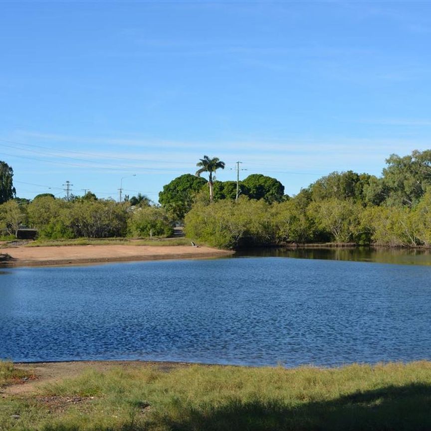 City Fringe- Stylish Spacious- Furnished Townhouse - Photo 1