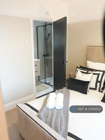 1 bedroom in a house share to rent - Photo 2