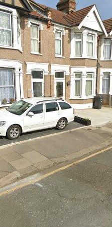 2 Bed Terraced House, Piper Way, IG1 - Photo 2