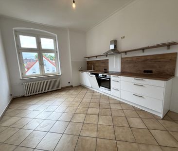 Helle Altbauwohnung mit neuer Einbauküche mit ca. 90 m² | hohe Deck... - Photo 1