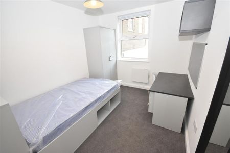 3 bedroom flat to rent - Photo 5