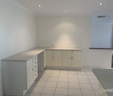 “SPACIOUS FAMILY HOME IN QUIET CUL DE SAC” - Photo 3