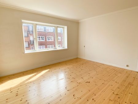 Centraltbeliggende og lys 2-værelses lejlighed med altan - Photo 4