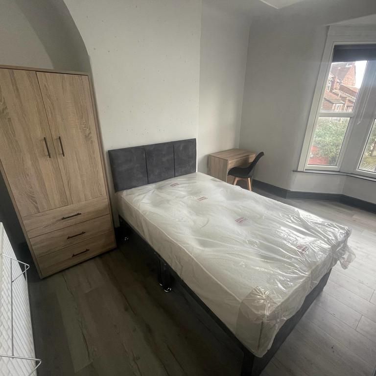 4 bedroom end of terrace house to rent - Photo 1
