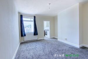 3 BEDROOM House - Terraced - Photo 4