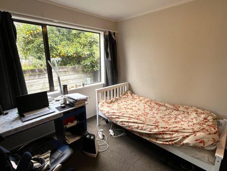 Prime city location - four bedroom student rental! - Photo 4