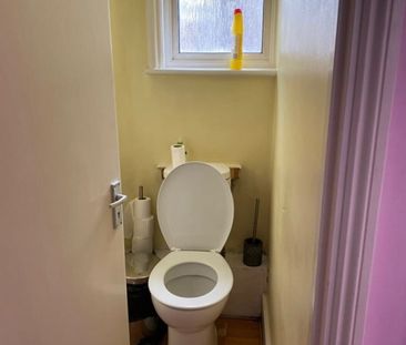 Studio Flat, Stile Hall Parade, W4 - Photo 6