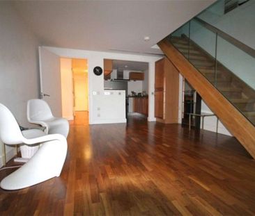 Split level apartment with Canary Wharf and Dock views. - Photo 1