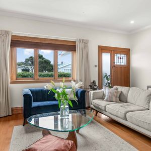 3 Bedrooms Petone - Photo 2