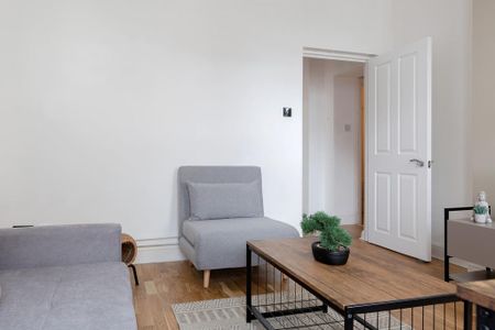 3 bedroom flat to rent - Photo 4