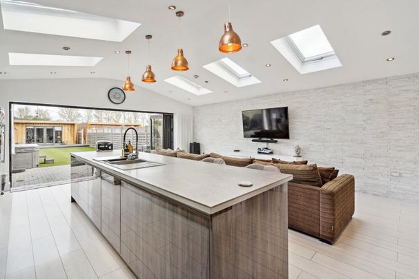 4 bedroom detached house to rent - Photo 1