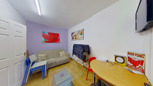 2 bedroom ground floor flat to rent - Photo 1