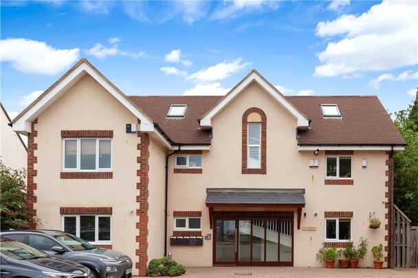 Two bedroom ground floor apartment with private rear garden and parking. - Photo 1