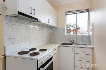 Spacious living - Photo 5