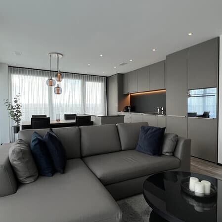 Modern and fully furnished 2.5-room apartment with balcony and panoramic view in Zurich - Photo 1