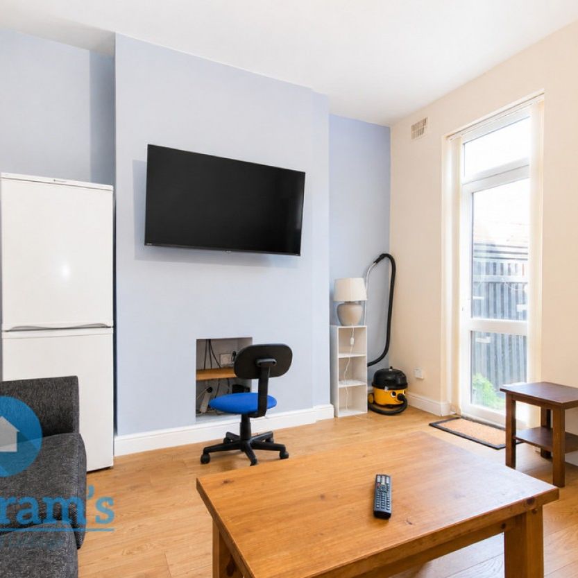 5 bed Mid Terraced House for Rent - Photo 1