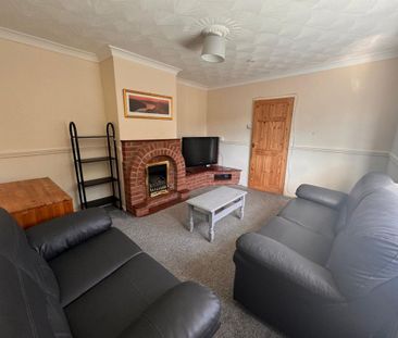 16 Schofield Road - Engineering side 4 bed 2 bath Loughborough - Photo 1