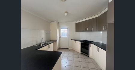 Spacious 2-Bedroom Townhouse with Private Courtyards & Parking - Photo 5