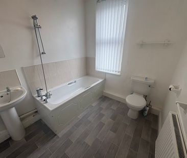 Room in a Shared House, Strathmore Avenue, LS9 - Photo 3