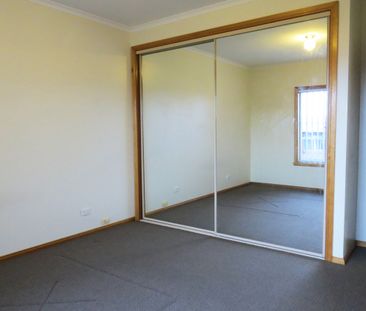 Neat one bedroom flat close to all amenities - Photo 3
