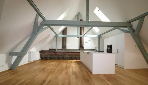 Umfassend sanierte Dachgeschosswohnung an der Holbeinstrasse 32 - Photo 1