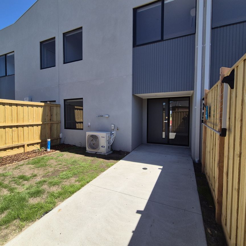 Beautiful, newly built townhouse - Photo 1