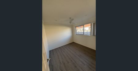 Beautiful 4 Bedroom Home in the Kalkie! - Photo 3