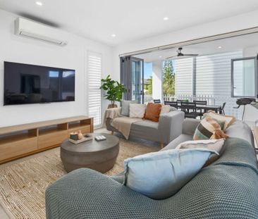 Modern 3 bedroom Townhouse - Walk to the beach! Fully furnished - Photo 2
