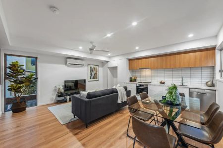 “Modern, boutique townhouse” - Photo 3