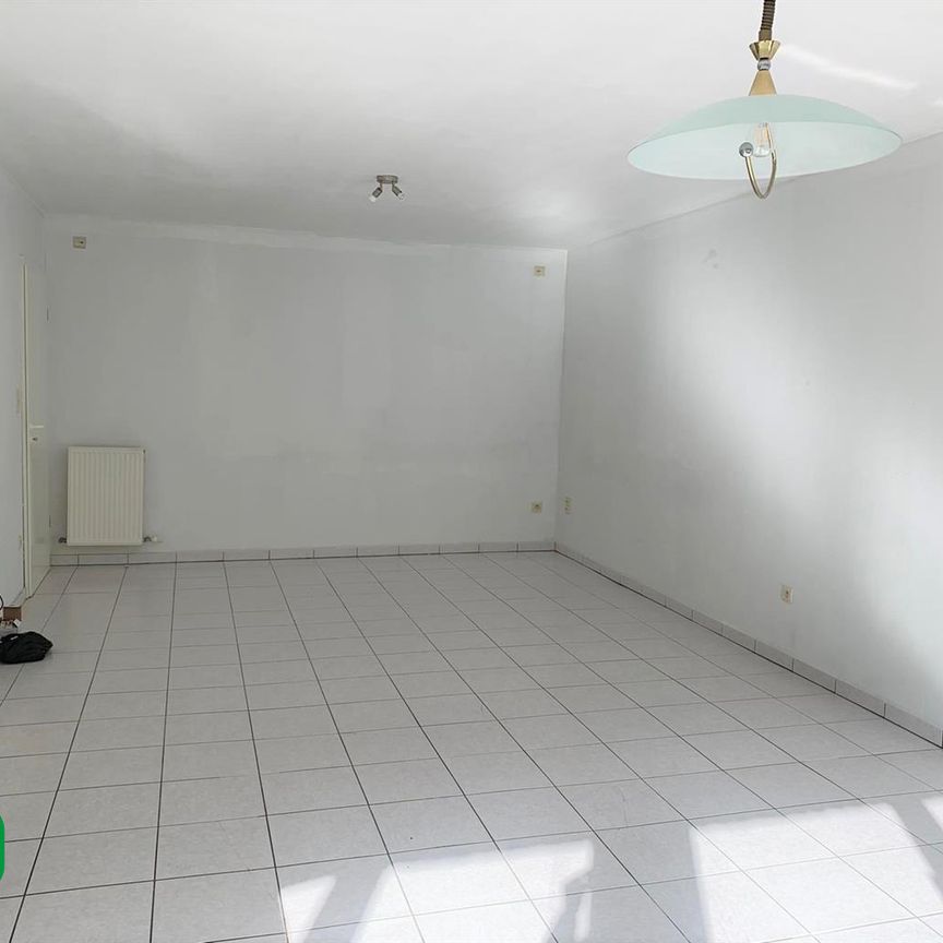 Ruim twee-slaapkamerappartement met terras en autostaanplaats in het centrum van Geel. - Photo 1