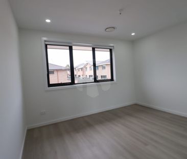 Modern Brand new 4-Bedroom Townhouse in Riverstone up for LEASE! - Photo 2