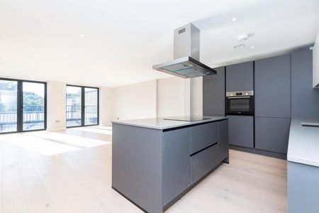 1315sqft 3 bed 3 bath apartment with a huge private roof terrace - Photo 3