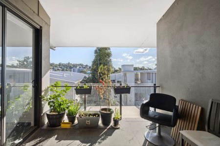 “Modern living amongst Alderley hills” - Photo 5