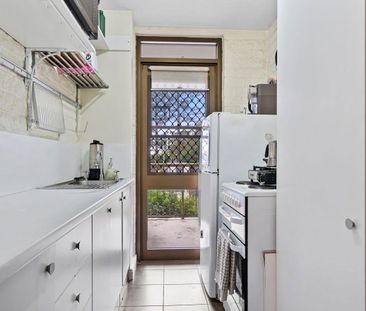 Beachside Convenience – Neat & Tidy Two-Bedroom Unit - Photo 5