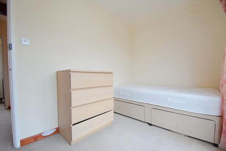 3 bedroom semi-detached house to rent - Photo 2