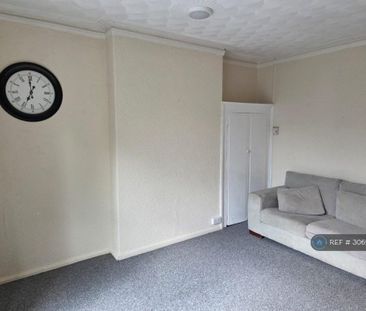 3 bedroom flat to rent - Photo 2